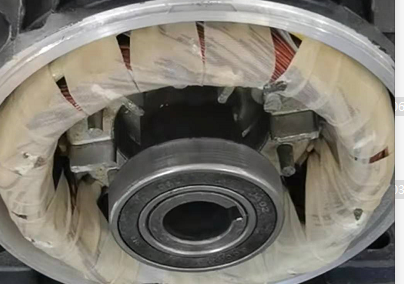 Motore da 7KW ad albero cavo con pompa AR Interpump per macchine per la pulizia commerciale 3